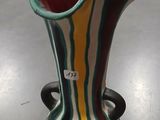 un vase posé sur une table dans une pièce