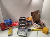 un grand nombre d'objets différents posés sur une table