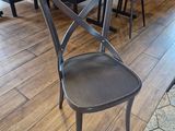une table en bois avec une chaise en métal au milieu de la pièce