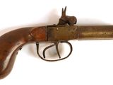 un gros plan d'un vieux pistolet posé sur une surface blanche
