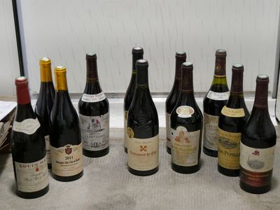 des bouteilles de vin sont alignées sur une table devant un mur