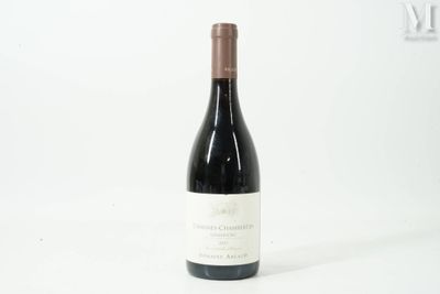 la bouteille de vin est posée sur une surface blanche