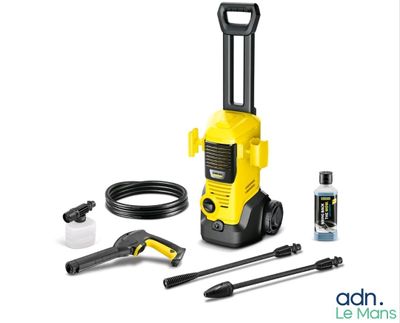 un compresseur jaune avec un tuyau et d'autres outils sur fond blanc