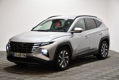 le SUV blanc est garé dans une pièce au sol en damier