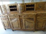 une armoire en bois devant laquelle se trouve une chaise rouge