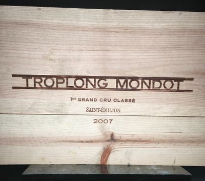 une boîte en bois sur laquelle est accrochée une pancarte indiquant « toplong mondo »