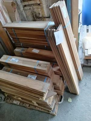 plusieurs piles de planches de bois empilées les unes sur les autres dans un entrepôt