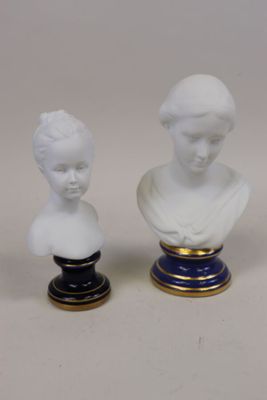 paire de bustes en porcelaine représentant un garçon et une fille