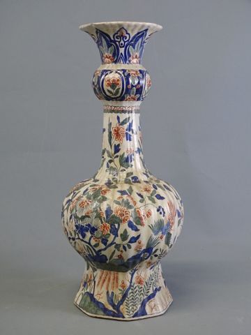 DELFT. Vase piriforme à décor bleu, rouge et vert floral. 19ème. ...