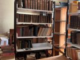 une pièce avec beaucoup de livres sur les étagères