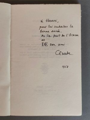 un livre ouvert avec une écriture dessus, posé sur une table