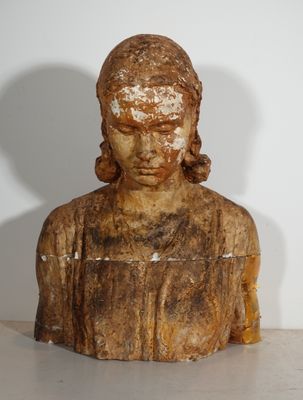 une statue de femme assise sur une table