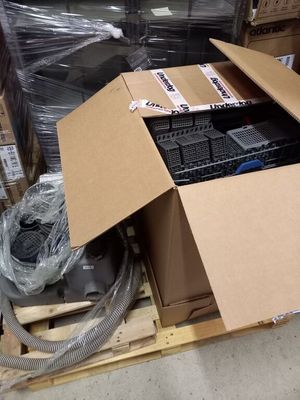 Sur une palette, stock de pièces détachées pour électroménag…