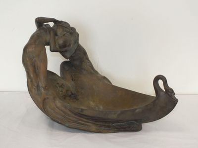 statue représentant une femme assise dans un bateau, les mains sur la tête