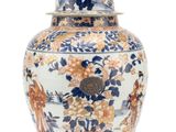 un vase bleu et blanc avec un couvercle sur fond blanc