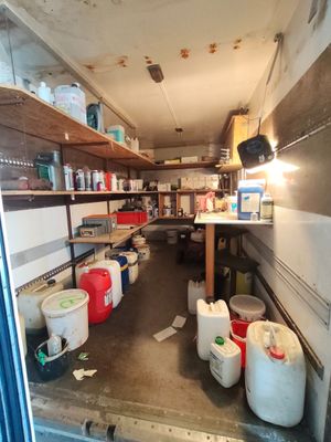 une photo de l'intérieur d'un camion rempli d'objets