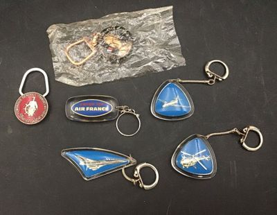 tout un tas de porte-clés posés sur une table