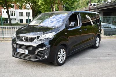 une camionnette noire garée sur le parking