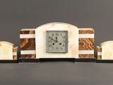 une horloge posée sur une table