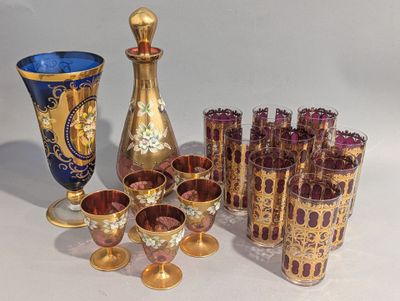 beaucoup de verres et un vase sur la table