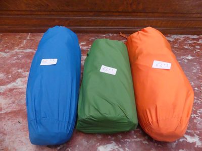 trois sacs posés par terre les uns à côté des autres