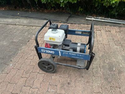 a small machine that is sitting on the sidewalk