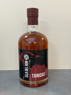 une bouteille de whisky posée sur un comptoir