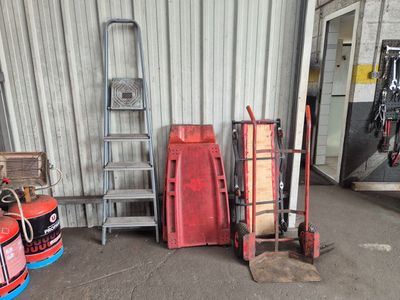 Il y a de nombreux types d'outils et de matériel différents dans ce garage.