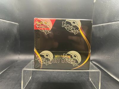 une boîte de chocolats posée sur un présentoir transparent