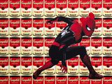 Spider-Man devant un mur de boîtes de soupe Campbell