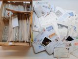 une boîte en bois remplie d'une multitude de lettres et de timbres
