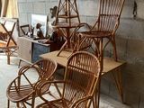 de nombreuses chaises et tables dans une pièce aux murs en briques