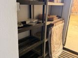 une pièce avec des étagères et une porte sur laquelle est accroché un sac