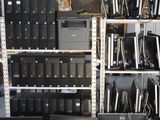 de nombreux écrans d'ordinateur sur les étagères de la pièce