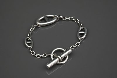 un gros plan d'un bracelet à maillons muni d'un fermoir