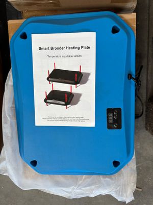 une boîte bleue sur laquelle est apposée une étiquette indiquant « plaque chauffante Smart Broder »