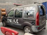 une camionnette qui a été vandalisée sur un parking