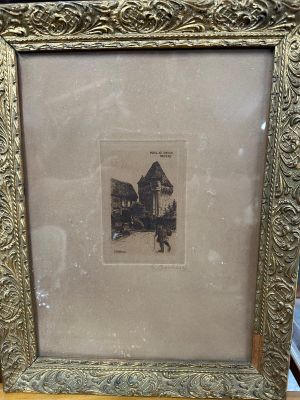 un vieux cadre contenant la photo d'une maison et d'un cheval