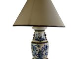 une lampe bleue et blanche avec un abat-jour marron