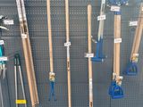 beaucoup d'outils accrochés au mur dans le magasin