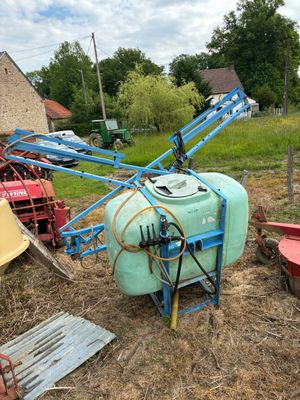 un grand réservoir posé au milieu d'un champ