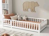 une photo d'une chambre de bébé avec un berceau blanc et un ours en peluche accroché au mur