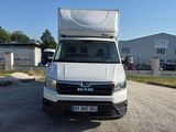 une photo d'un camion blanc garé dans un parking