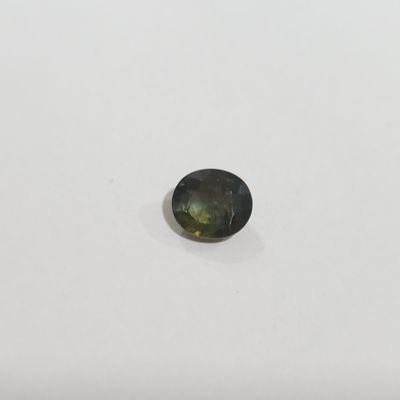 une tourmaline verte sur un fond blanc