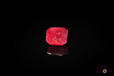 gros plan d'un diamant rouge sur une surface noire