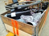 une caisse en bois remplie d'articles divers, posée sur une palette
