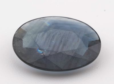gros plan d'un saphir bleu sur une surface blanche