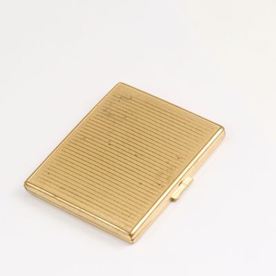Poudrier rectangulaire en métal doré guilloché.