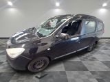 une photo d'une petite voiture noire garée dans un showroom