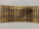 un ensemble de six livres anciens posés sur une surface blanche